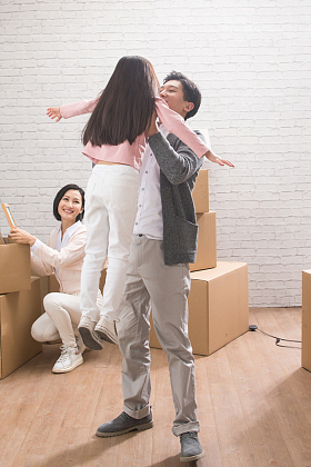 爸爸抱着女儿图片