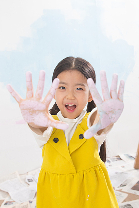 满手涂料的小女孩照片