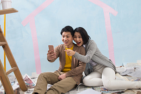 年轻夫妇用手机拍照照片