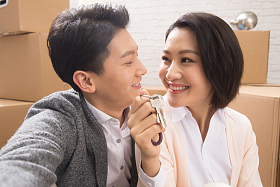 年轻夫妇拥抱