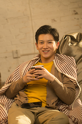 青年男人坐在房间