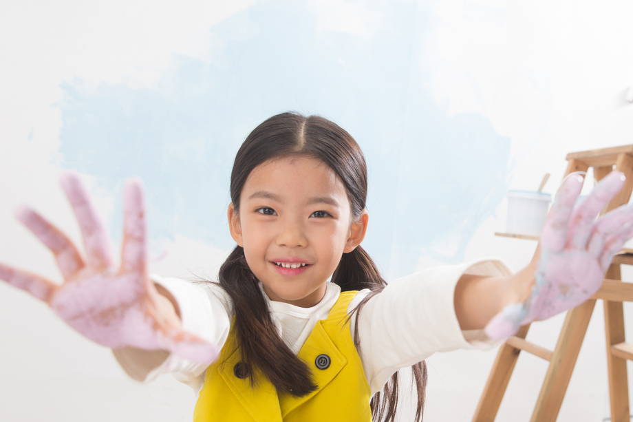 满手涂料的小女孩