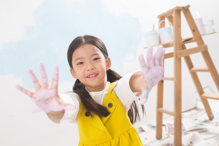 满手涂料的小女孩照片 满手涂料的小女孩照片