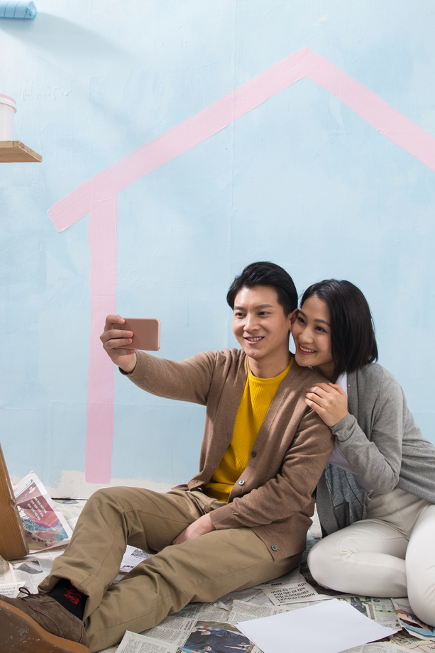 年轻夫妇用手机拍照