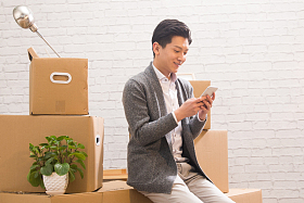 青年男人看手机照片