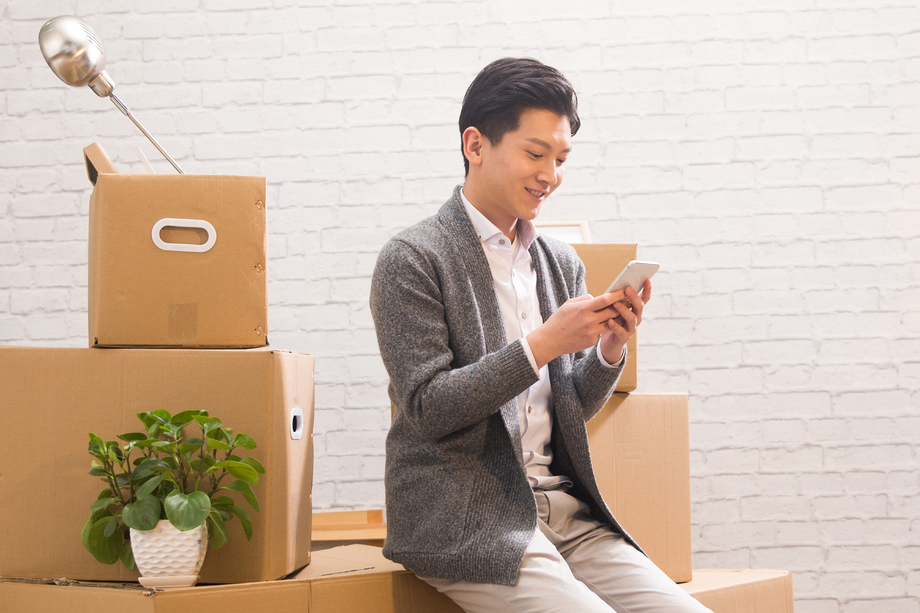 青年男人看手机照片 青年男人看手机照片