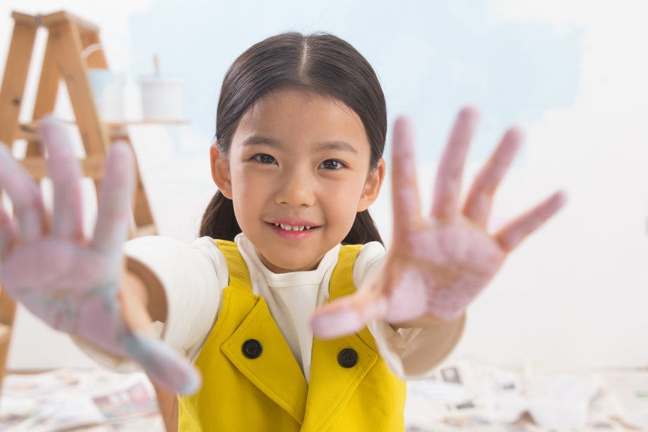 满手涂料的小女孩