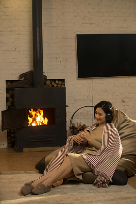 青年女人听音乐图片