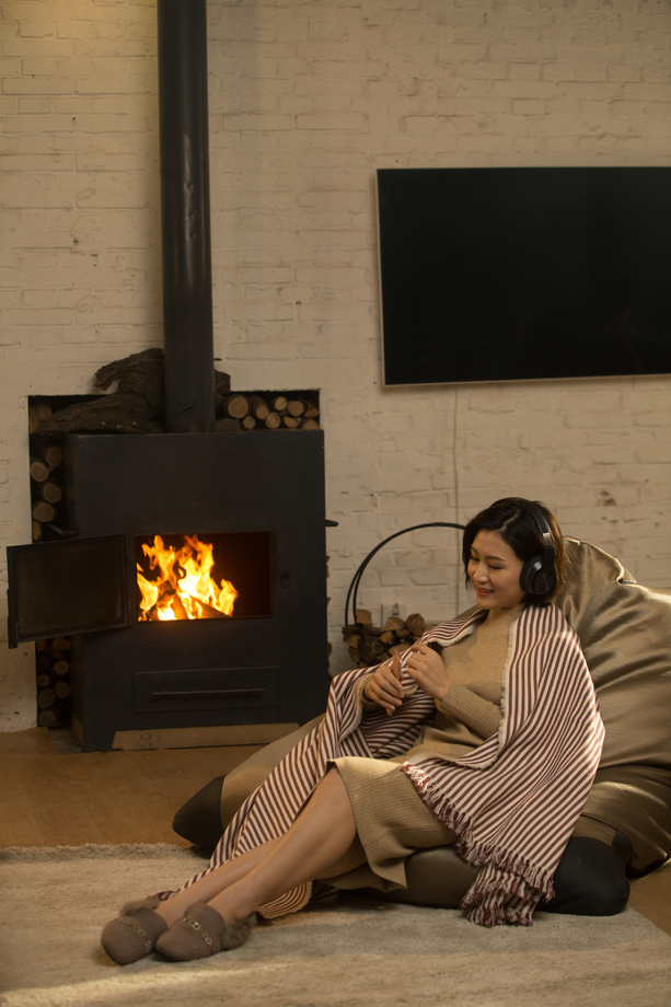 青年女人听音乐图片 青年女人听音乐图片