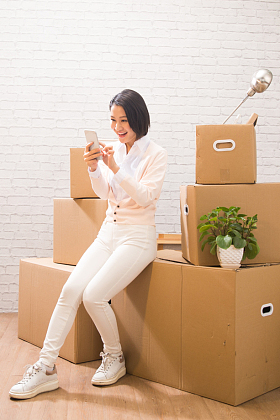 青年女人看手机图片