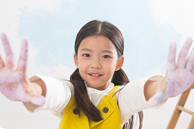 满手涂料的小女孩图片