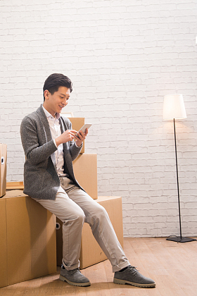 青年男人看手机图片