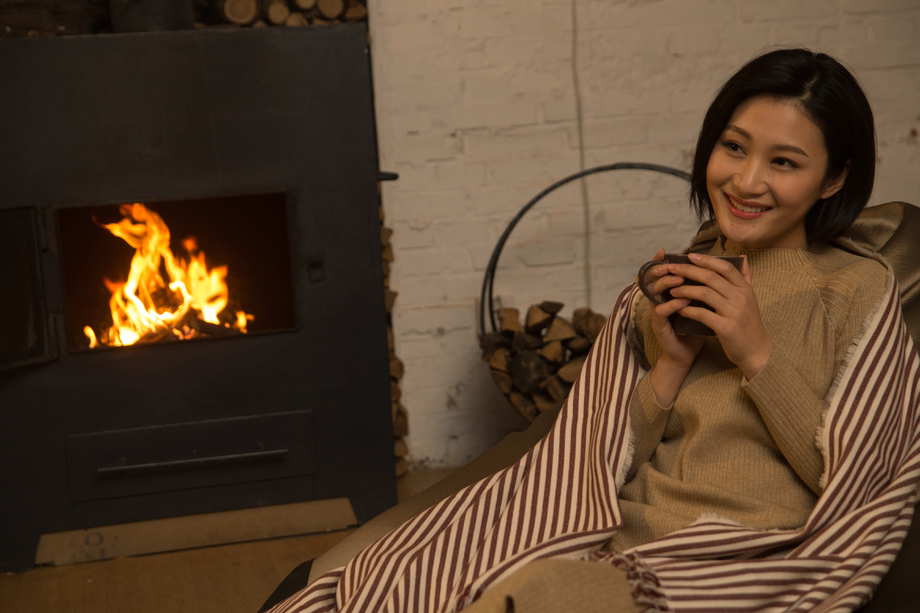青年女人坐在房间