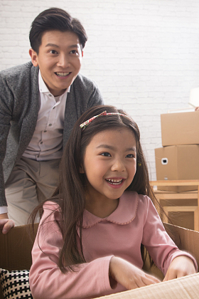 爸爸和女儿玩耍图片