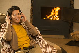 青年男人听音乐图片