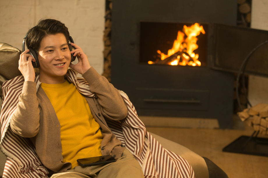 青年男人听音乐图片 青年男人听音乐图片