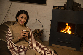 青年女人坐在房间里图片