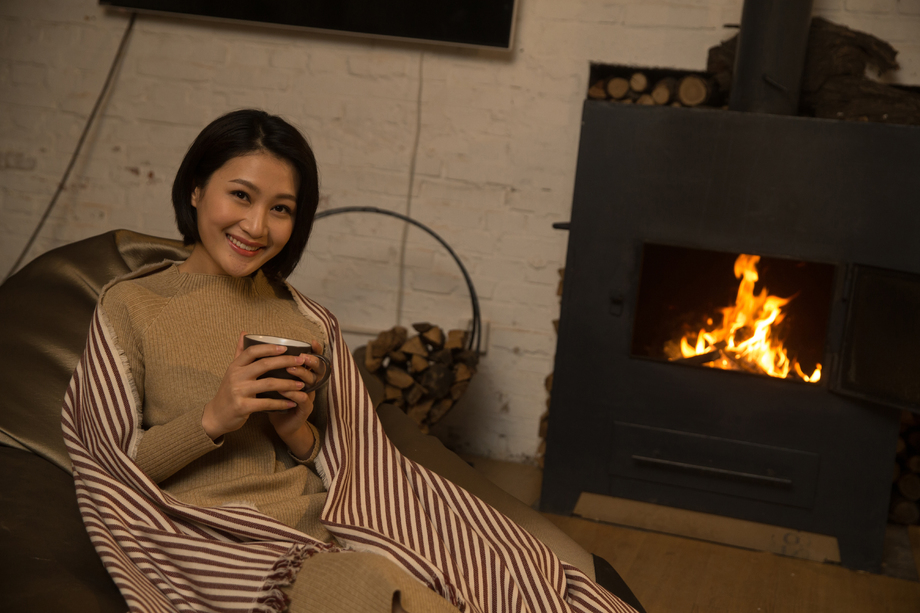 青年女人坐在房间里图片