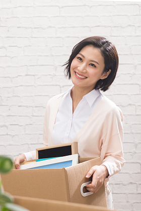青年女人搬家图片