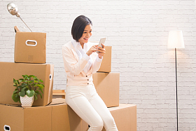 青年女人看手机图片