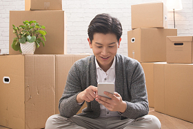 青年男人看手机照片