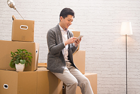 青年男人看手机