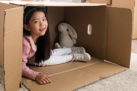 小女孩藏在纸箱里图片