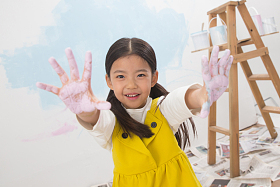 满手涂料的小女孩图片