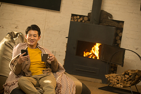 青年男人坐在房间