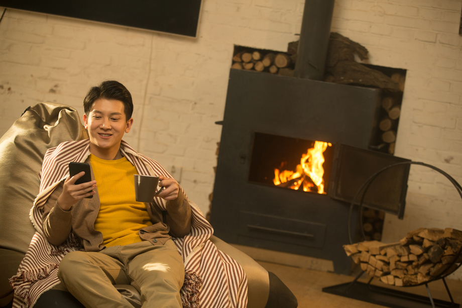 青年男人坐在房间 青年男人坐在房间