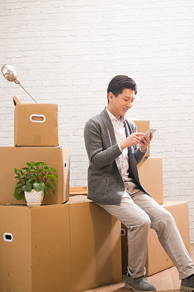 青年男人看手机照片