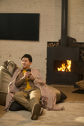 青年男人坐在房间