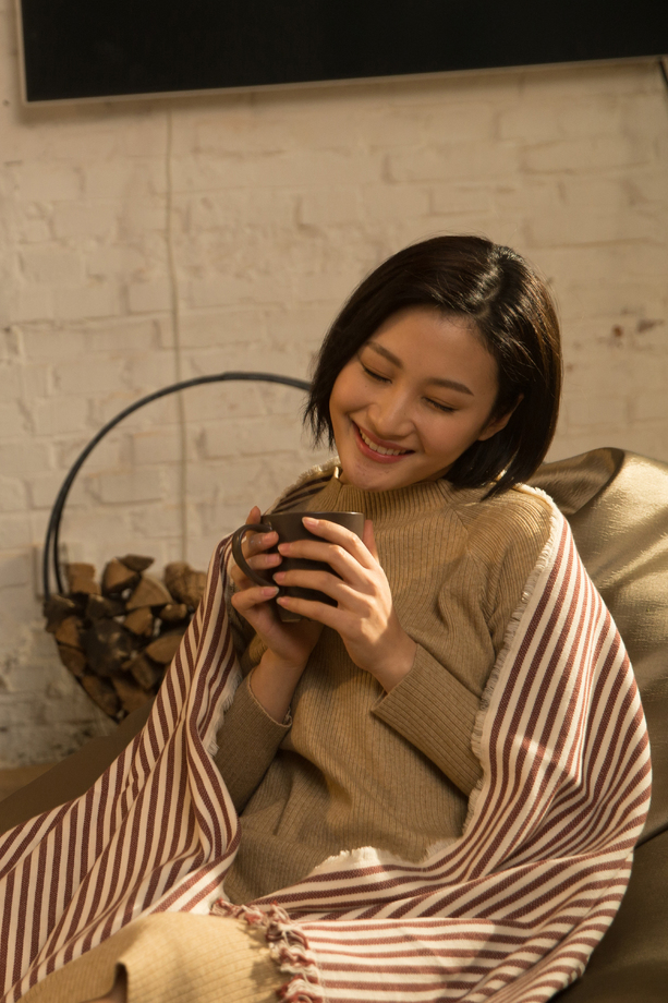 青年女人坐在房间