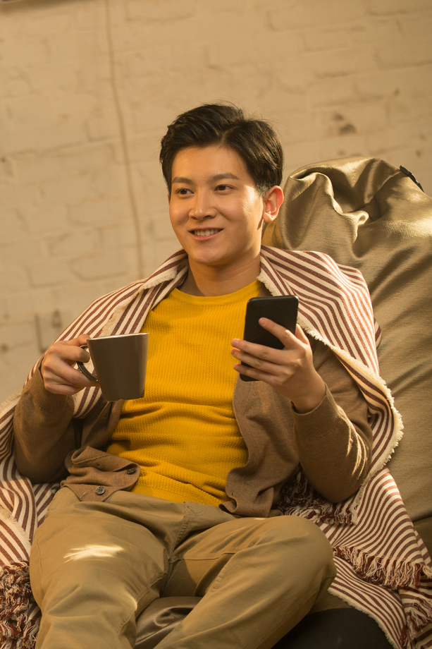 青年男人坐在房间 青年男人坐在房间