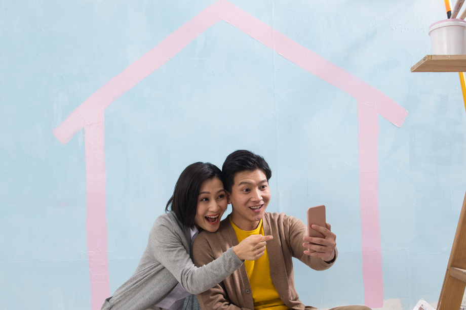 年轻夫妇用手机拍照