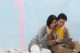 年轻夫妇装修房子图片