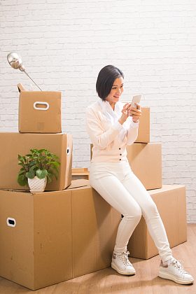 青年女人看手机