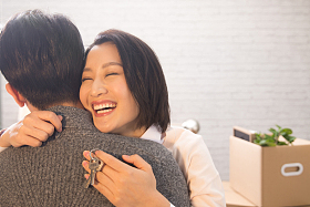 年轻夫妇拥抱图片