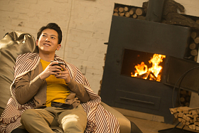 青年男人坐在房间