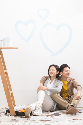 年轻夫妇装修房子