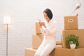 青年女人看手机图片