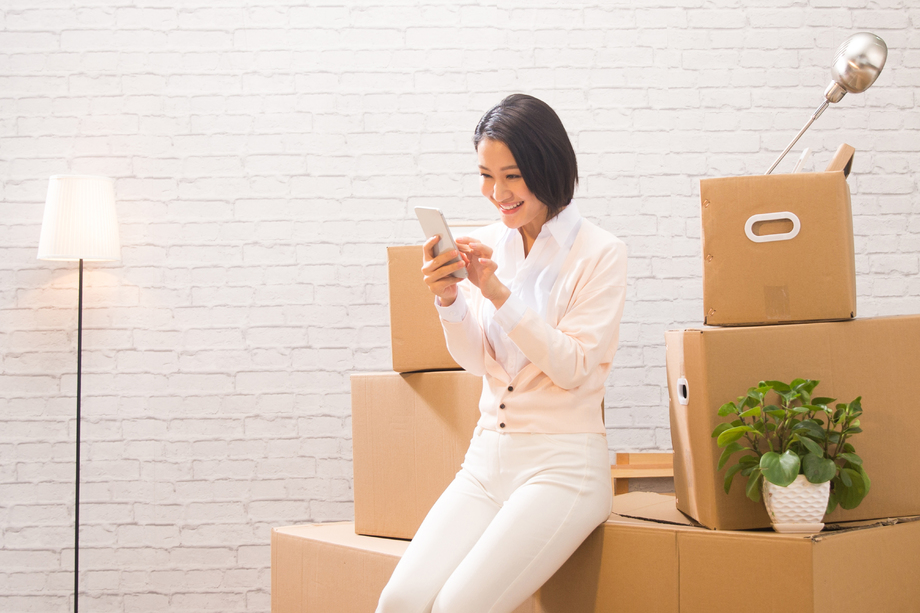 青年女人看手机图片