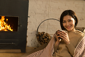 青年女人坐在房间