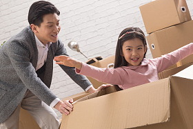 爸爸和女儿玩耍