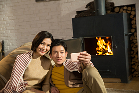 浪漫情侣用手机拍照照片