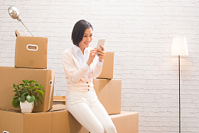 青年女人看手机图片