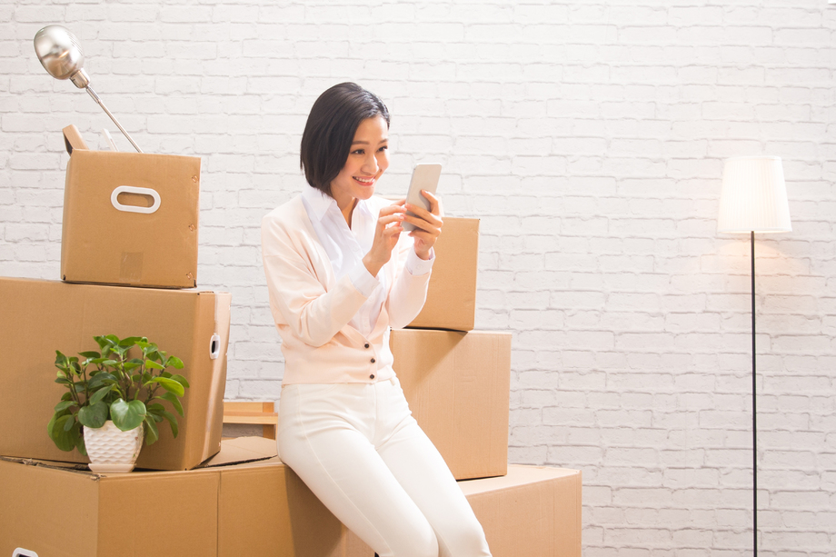 青年女人看手机图片