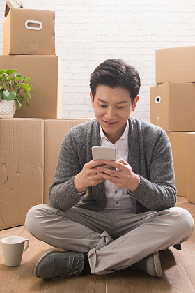 青年男人看手机图片