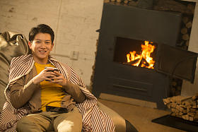 青年男人坐在房间