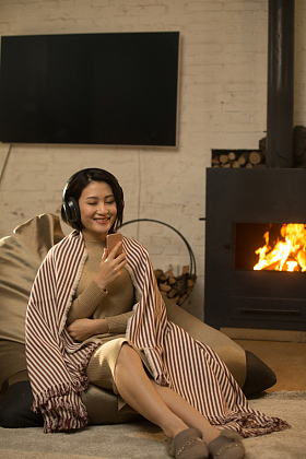 青年女人听音乐